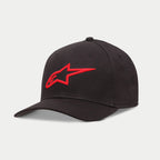 Alpinestars Ageless Curve Hat, cappellino da baseball nero e rosso, con logo rosso ricamato in 3D in rilievo sul davanti, tessuto twill con visiera curva, copricapo casual ispirato al motorsport