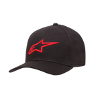 Cappello Alpinestars Ageless Curve, berretto da baseball nero con logo rosso ricamato in 3D, visiera curva, tessuto twill, accessorio sportivo casual