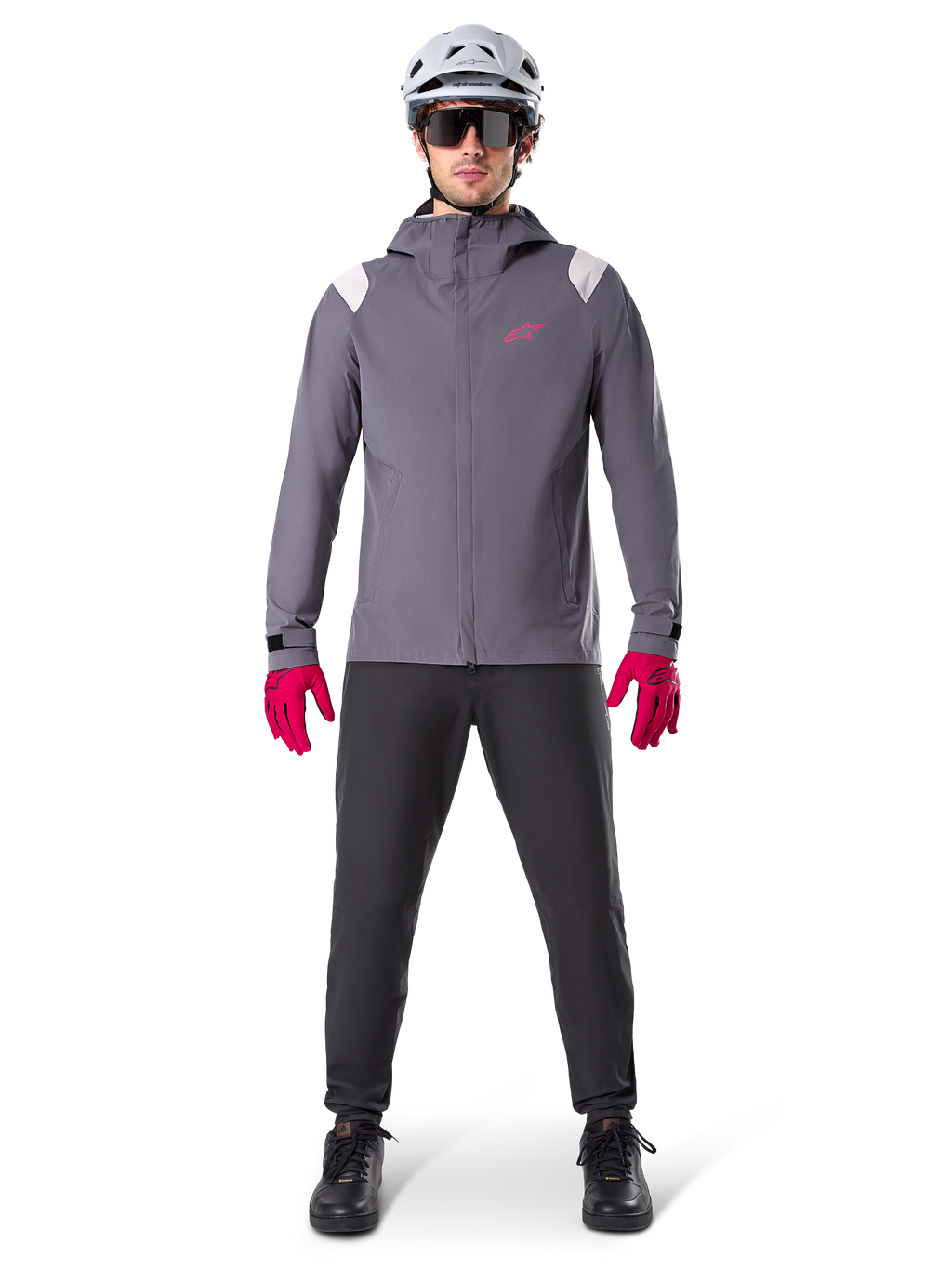 Alpinestars Giacca Antipioggia A-Dura, giacca da mountain bike, Grigio Dark Titanium con logo rosa, indossata con casco da MTB grigio e guanti rosa acceso, design protettivo con membrana a 2,5 strati per il ciclismo sotto la pioggia