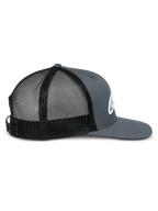Cappello Alpinestars Corp Trucker, profilo laterale, parte anteriore e visiera in twill grigio con pannelli posteriori in rete nera, visiera piatta, corona strutturata, logo bianco ricamato, copricapo casual da motorsport