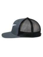 Alpinestars Corp Trucker, cappello trucker, grigio e nero, vista laterale del profilo con visiera piatta, corona grigia strutturata, pannelli posteriori in rete nera e logo ricamato bianco, copricapo casual ispirato al motorsport