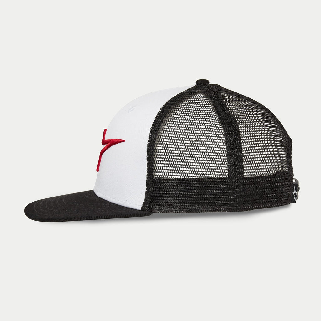 Cappello Alpinestars Corp Trucker, vista laterale, bianco e nero, logo ricamato 3D rosso sul lato, retro in mesh nera con visiera piatta nera, corona strutturata per abbigliamento sportivo casual