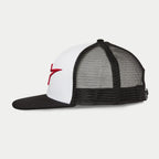 Cappello Alpinestars Corp Trucker, vista laterale, bianco e nero, logo ricamato 3D rosso sul lato, retro in mesh nera con visiera piatta nera, corona strutturata per abbigliamento sportivo casual