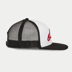 Cappello Alpinestars Corp Trucker, bianco e nero, profilo laterale che mostra il pannello frontale bianco con logo ricamato 3D rosso, visiera piatta nera e retro in mesh, streetwear casual motorsport