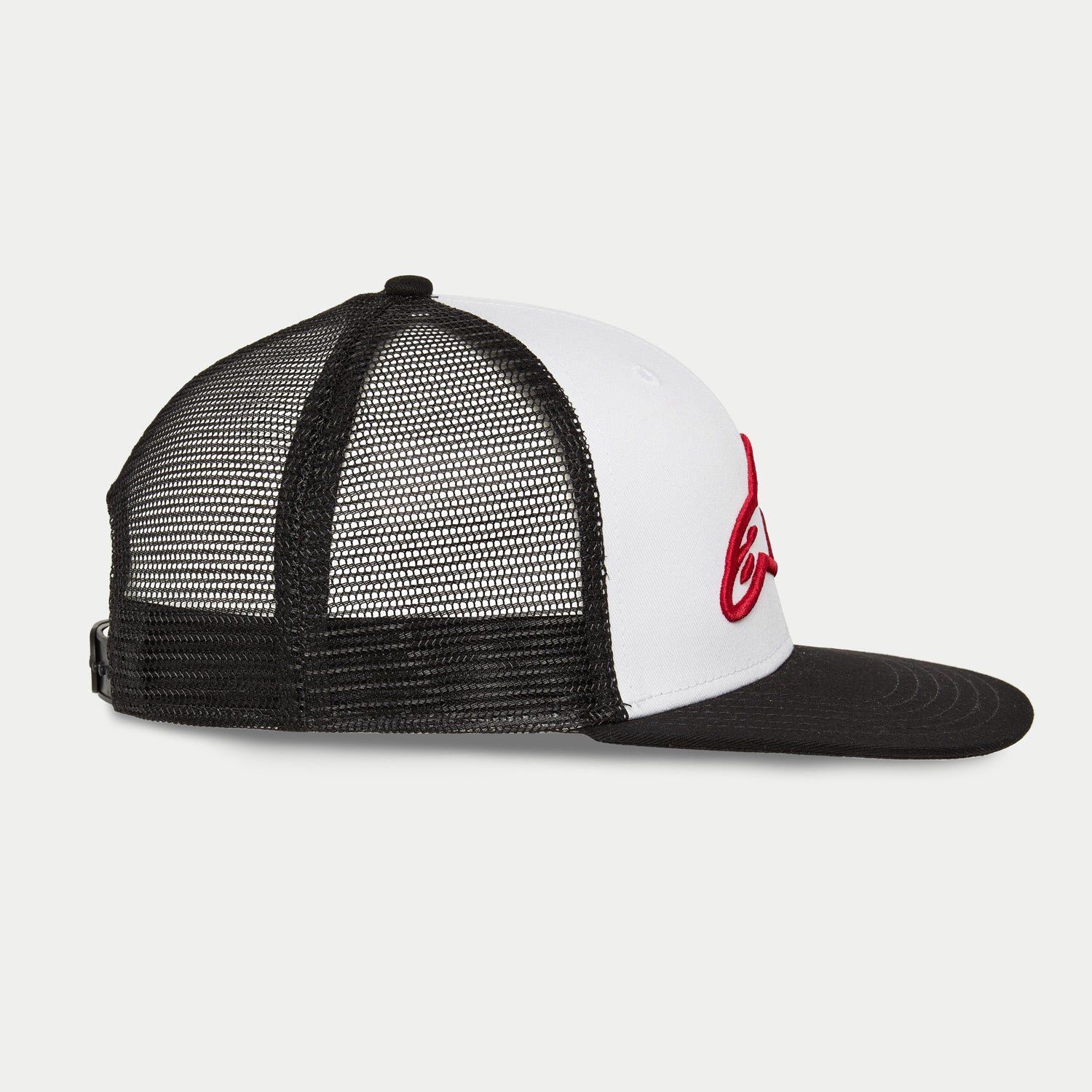 Cappello Alpinestars Corp Trucker, bianco e nero, profilo laterale che mostra il pannello frontale bianco con logo ricamato 3D rosso, visiera piatta nera e retro in mesh, streetwear casual motorsport