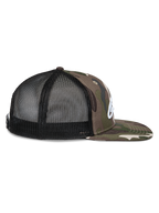 Cappello Alpinestars Corp Trucker, vista laterale, mimetico verde e nero, visiera piatta con stampa mimetica, pannelli posteriori in rete nera, logo ricamato bianco, copricapo casual motorsport
