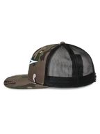 Cappello Alpinestars Corp Trucker, profilo laterale, frontale in twill mimetico verde e visiera piatta, retro in rete nera, logo Astars ricamato in bianco, streetwear casual motorsport