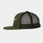 Cappello Alpinestars Corp Trucker in Military Black, vista laterale, visiera piatta e corona strutturata verde oliva con logo ricamato 3D bianco, pannelli posteriori in mesh nera per la ventilazione