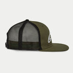 Alpinestars Corp Trucker Hat, Military Black, vista di profilo laterale, cappellino trucker a tesa piatta, corona strutturata verde oliva con logo bianco ricamato in 3D, pannelli posteriori in mesh nera, chiusura snapback regolabile