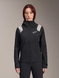 Alpinestars Stella A-Dura Rain Jacket, giacca antipioggia da ciclismo da donna, nera con pannelli grigi chiari sulle spalle, guscio tecnico con cappuccio e logo bianco sul petto, polsini regolabili in velcro, equipaggiamento professionale per MTB e guida sotto la pioggia