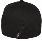 Alpinestars Corp Shift 2 Curved Brim Hat, nero, vista posteriore con piccolo logo Astars bianco su etichetta diagonale in pelle scamosciata, copricapo casual Flexfit ispirato al motorsport