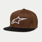 Cappello Alpinestars Ageless Flatbill, corona marrone con visiera piatta nera, con logo Alpinestars bianco ricamato sul davanti, corona strutturata, copricapo casual ispirato al motorsport