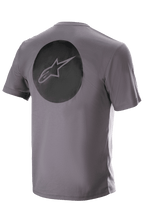 Alpinestars Dot Tech Tee, a maniche corte, Sparrow Gray, vista posteriore con una grande grafica circolare nera con il logo a stella Alpinestars, abbigliamento tecnico da MTB traspirante