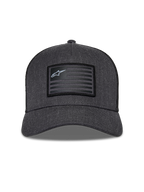 Cappello Snapback Flag Alpinestars, grigio antracite e nero, vista frontale con corona strutturata e visiera curva, patch rettangolare stile bandiera con logo Alpinestars e strisce, streetwear casual da motorsport