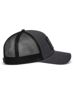 Cappello Alpinestars Flag Snapback in Charcoal Heather Black, vista laterale che mostra la visiera curva, il pannello frontale strutturato in twill con patch merrow e il retro in rete di poliestere traspirante.