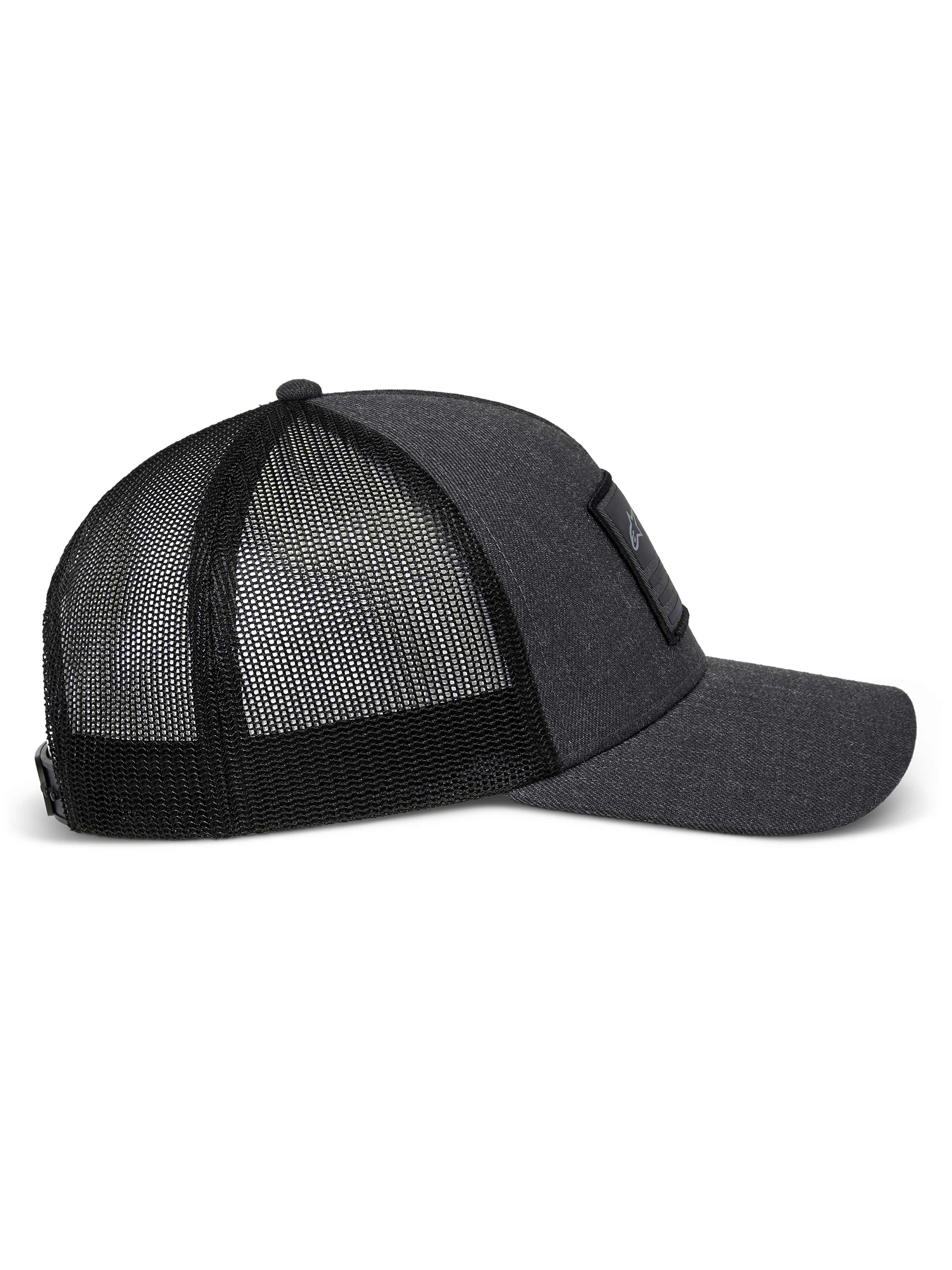Cappello Alpinestars Flag Snapback in Charcoal Heather Black, vista laterale che mostra la visiera curva, il pannello frontale strutturato in twill con patch merrow e il retro in rete di poliestere traspirante.
