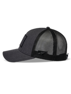 Cappello Alpinestars Flag Snapback, grigio antracite mélange e nero, vista laterale, visiera curva con corona strutturata, parte anteriore in twill e retro in rete di poliestere nera, piccola toppa con logo Astars sul lato, copricapo casual da motorsport