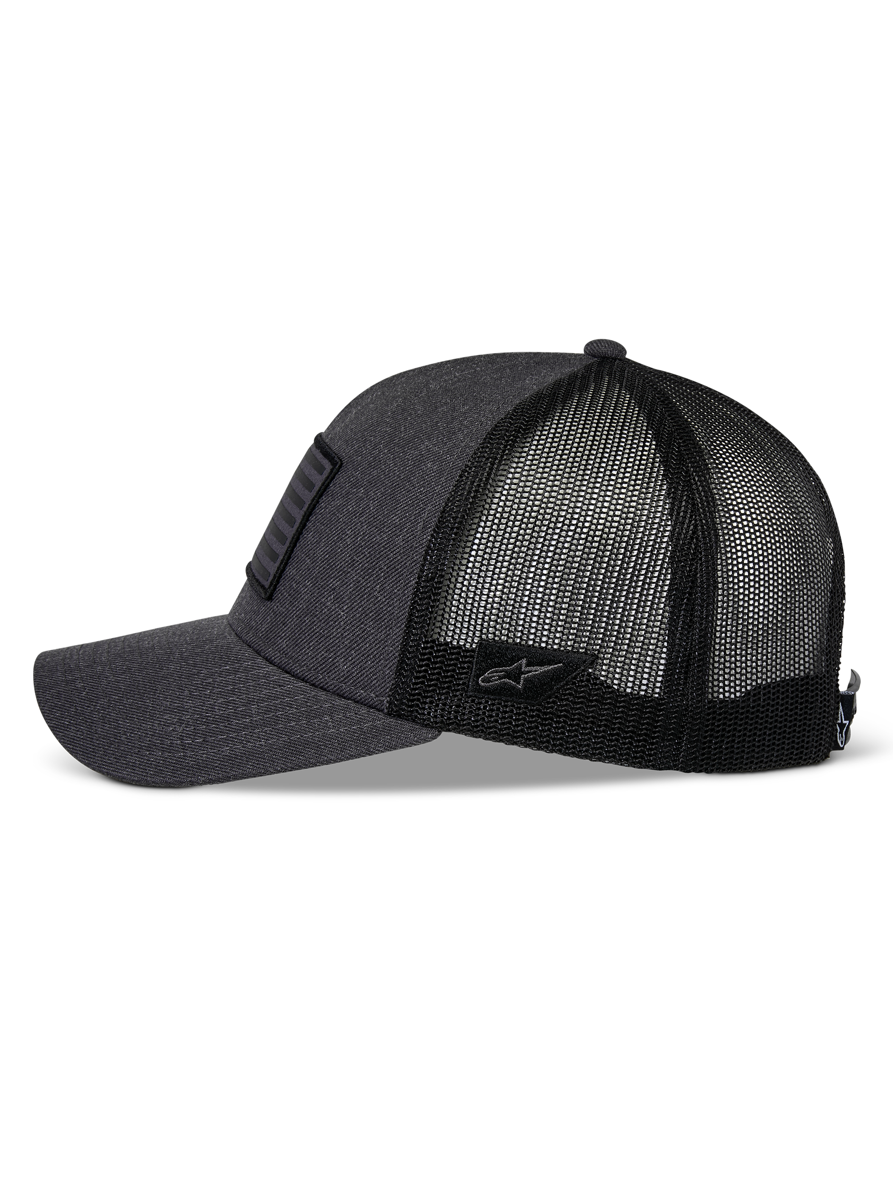 Cappello Alpinestars Flag Snapback, grigio antracite mélange e nero, vista laterale, visiera curva con corona strutturata, parte anteriore in twill e retro in rete di poliestere nera, piccola toppa con logo Astars sul lato, copricapo casual da motorsport