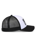 Cappello Snapback Alpinestars Flag, bianco e nero, vista laterale di profilo, corona bianca strutturata con visiera curva nera, pannelli posteriori in rete nera traspirante, copricapo casual ispirato al motorsport