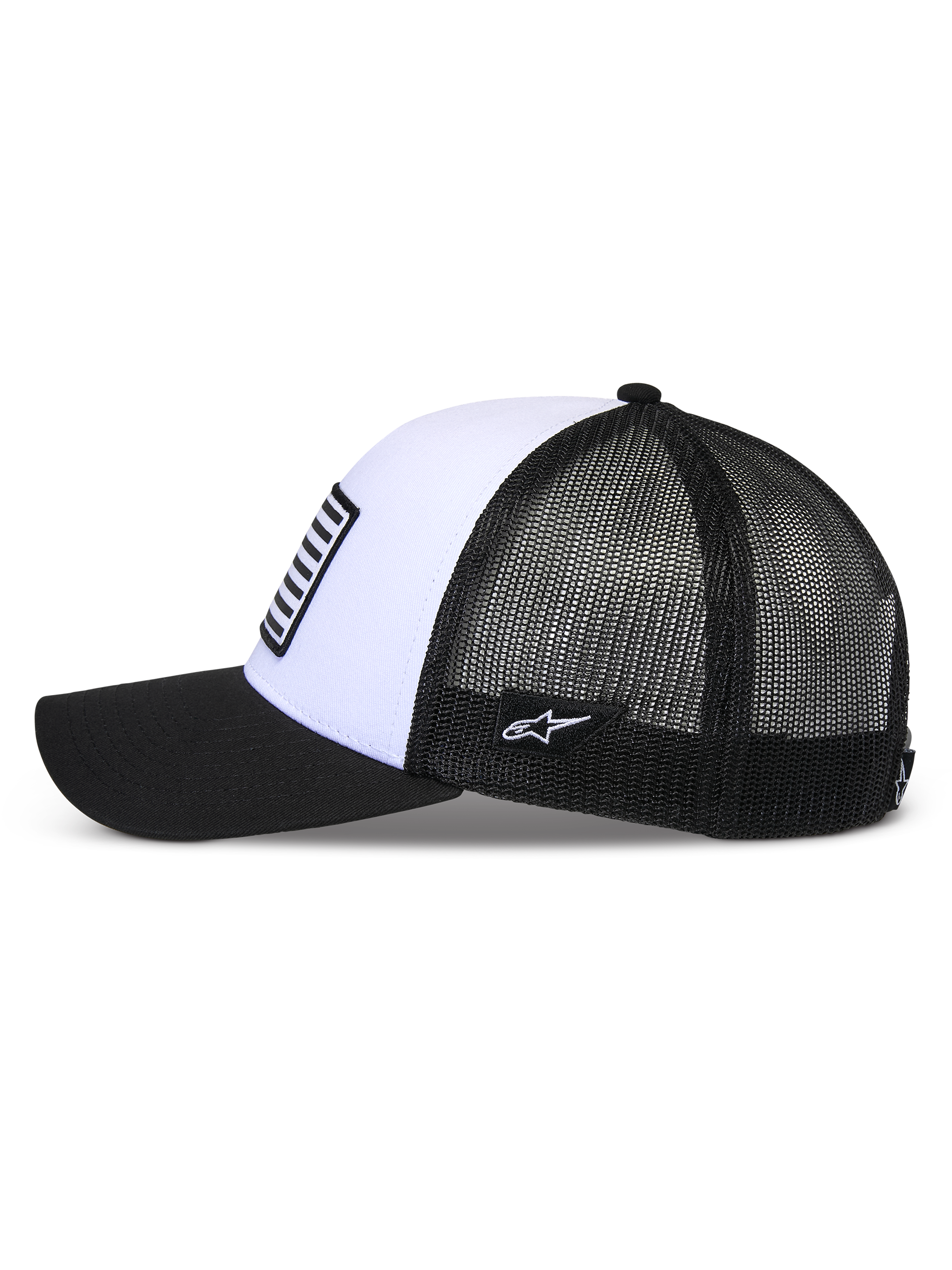 Cappello Snapback Flag Alpinestars, bianco e nero, vista laterale di profilo, con visiera curva nera, pannello frontale bianco strutturato con toppa stile bandiera e retro in rete nera traspirante.