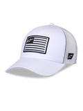 Alpinestars Flag Snapback Hat, cappello trucker bianco, corona strutturata con visiera curva, pannelli posteriori in rete bianca, patch frontale a strisce bianche e nere con logo, copricapo casual ispirato al motorsport