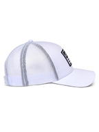 Cappello Snapback Alpinestars Flag, cappellino stile trucker, bianco, profilo laterale che mostra la parte anteriore in twill bianco e il retro in rete traspirante, visiera curva, patch merrow nera con logo bianco, accessorio casual per motorsport
