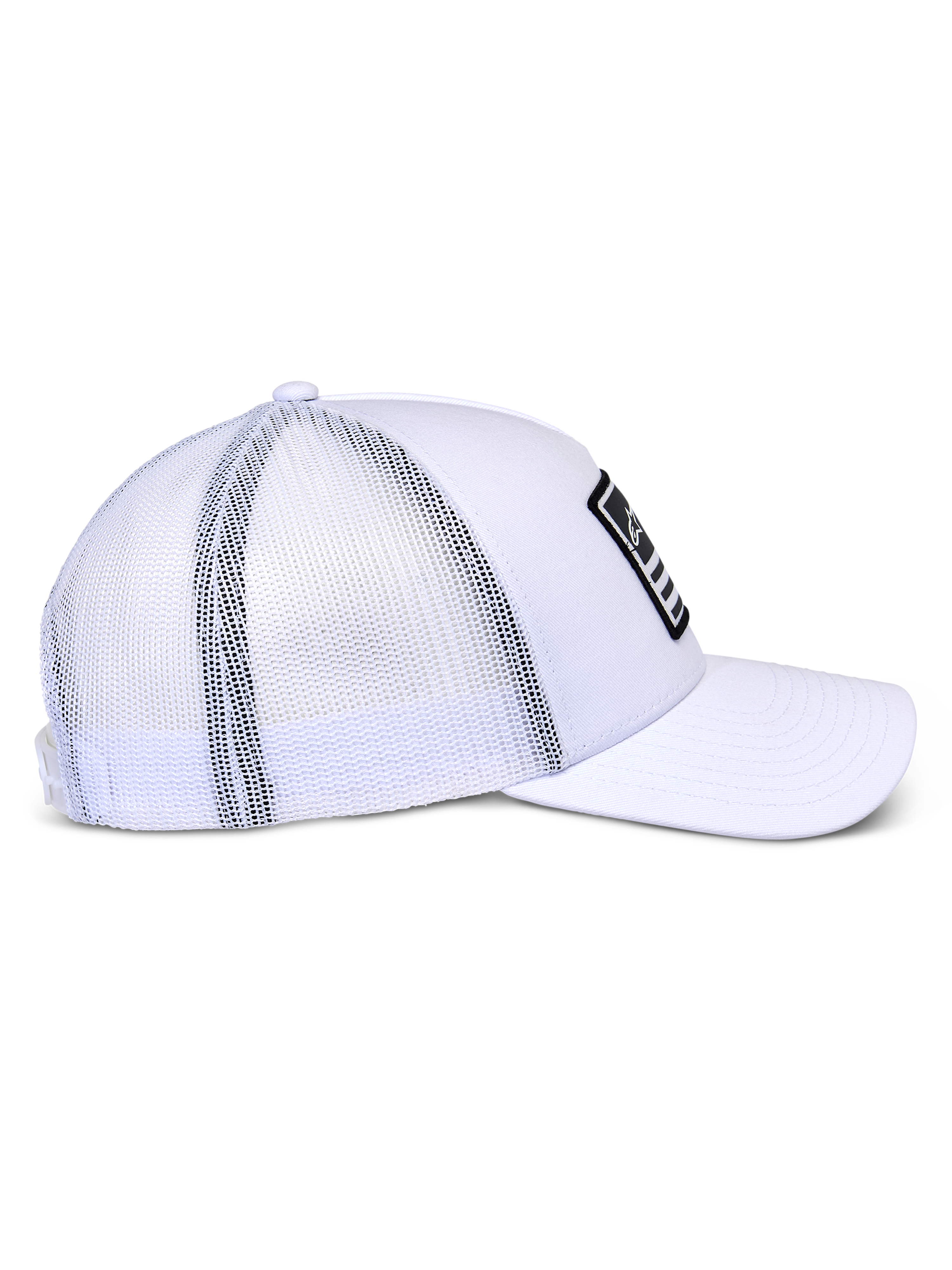 Cappello Snapback Alpinestars Flag, cappellino stile trucker, bianco, profilo laterale che mostra la parte anteriore in twill bianco e il retro in rete traspirante, visiera curva, patch merrow nera con logo bianco, accessorio casual per motorsport