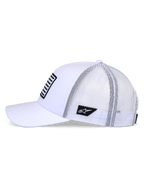 Cappello Alpinestars Flag Snapback, bianco, vista laterale di profilo di un berretto stile trucker con visiera curva e retro in rete bianca, con toppa nera con logo sul lato e toppa frontale a righe