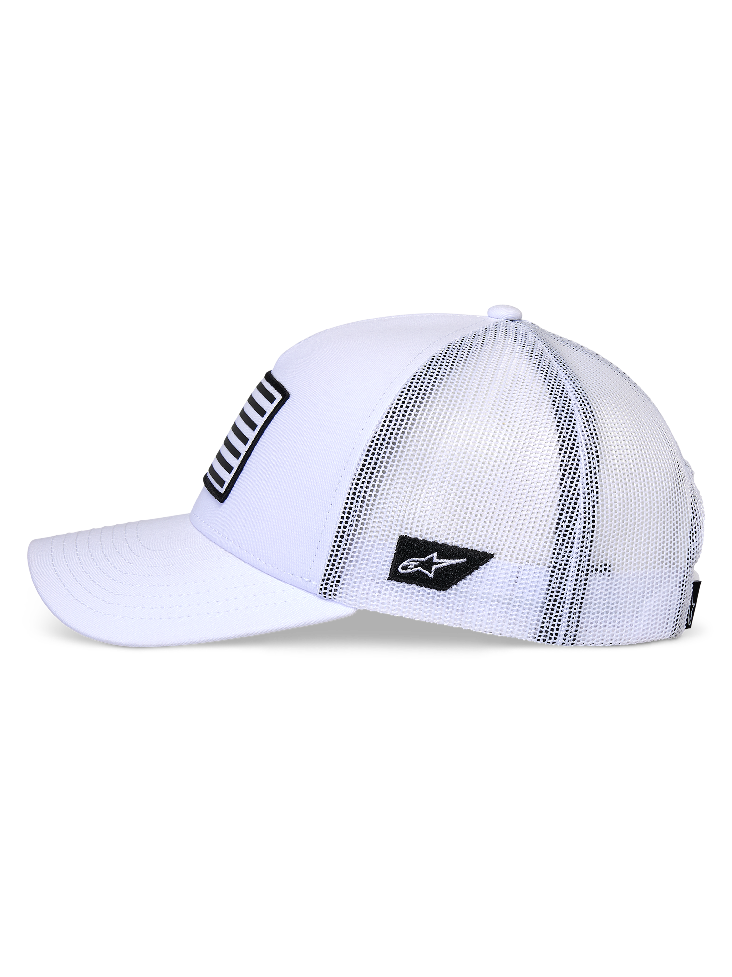 Cappello Alpinestars Flag Snapback, bianco, vista laterale di profilo di un berretto stile trucker con visiera curva e retro in rete bianca, con toppa nera con logo sul lato e toppa frontale a righe