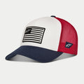 Cappello Alpinestars Flag Snapback, bianco, blu navy e rosso, berretto in stile trucker con visiera curva blu navy, pannello frontale strutturato bianco con patch ispirata a una bandiera, retro in rete rossa, copricapo casual da motorsport