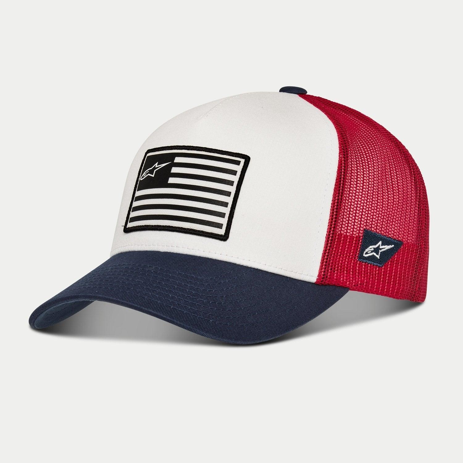 Cappello Alpinestars Flag Snapback, bianco, blu navy e rosso, berretto in stile trucker con visiera curva blu navy, pannello frontale strutturato bianco con patch ispirata a una bandiera, retro in rete rossa, copricapo casual da motorsport