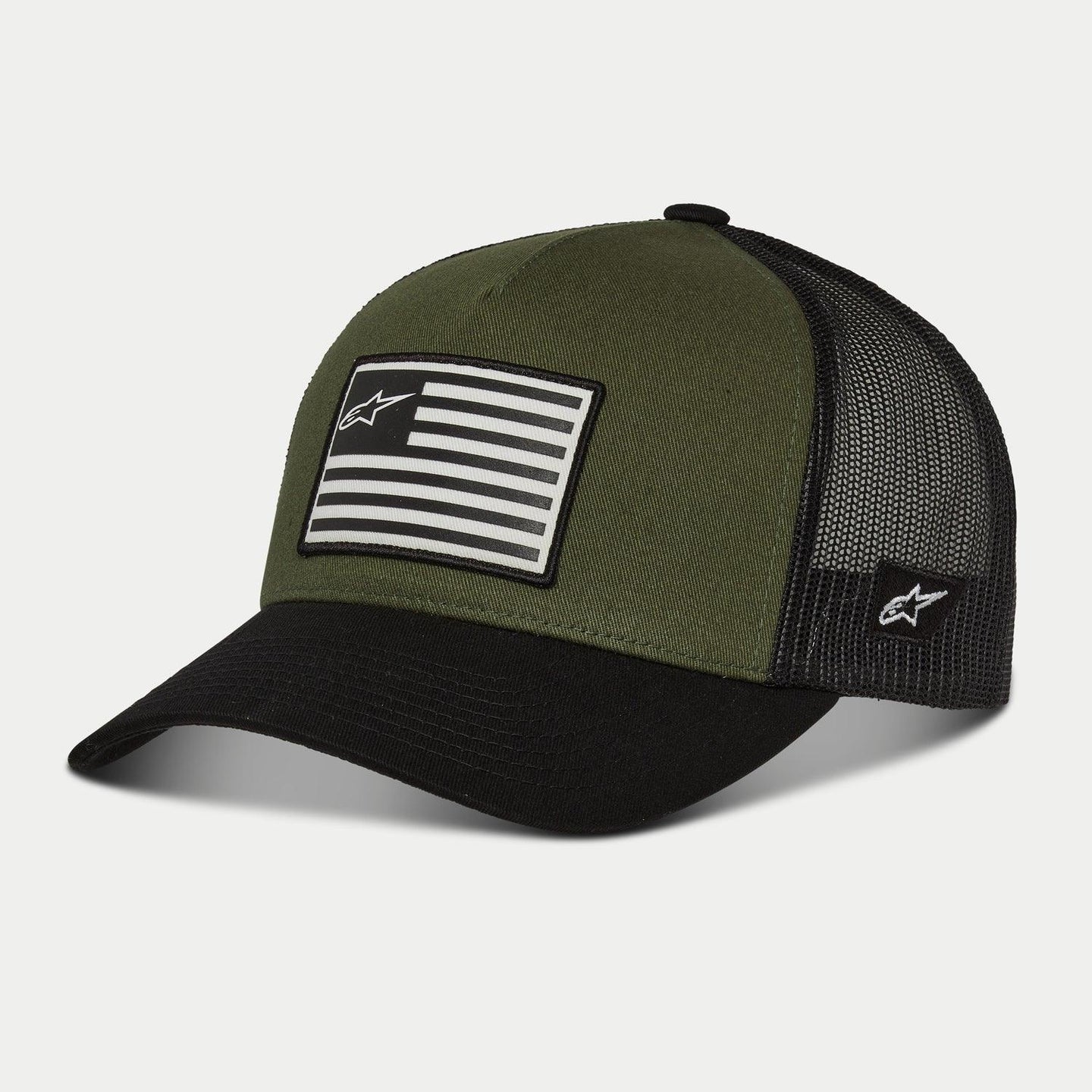 Cappello Snapback Alpinestars Flag, Military Black, pannello frontale verde oliva con visiera curva nera e retro in mesh nero, patch frontale a bandiera con logo e ricamo laterale, streetwear casual ispirato al motorsport