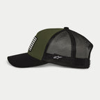 Cappello Alpinestars Flag Snapback in Military Black, vista laterale, pannello frontale verde oliva con visiera curva nera e retro in mesh nero, logo bianco ricamato sul lato, copricapo casual ispirato al motorsport