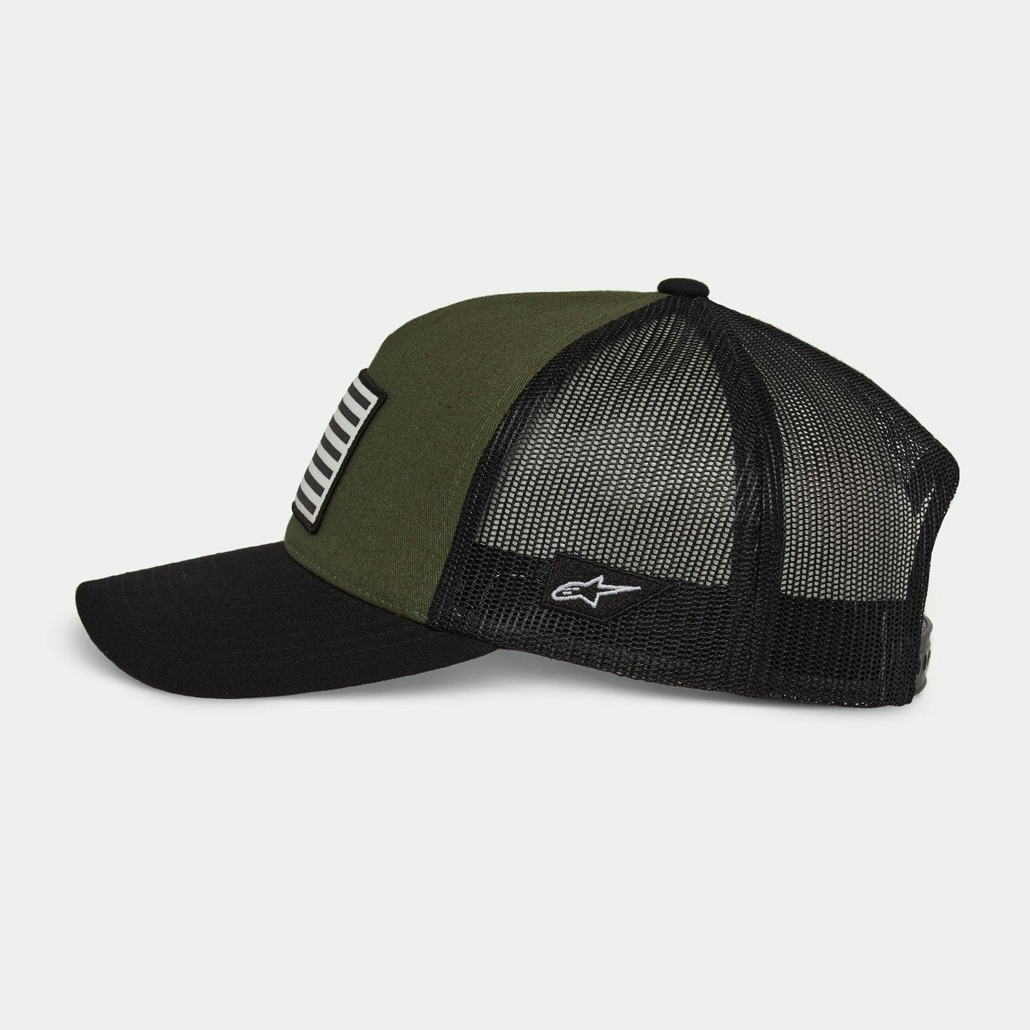 Cappello Alpinestars Flag Snapback in Military Black, vista laterale, pannello frontale verde oliva con visiera curva nera e retro in mesh nero, logo bianco ricamato sul lato, copricapo casual ispirato al motorsport