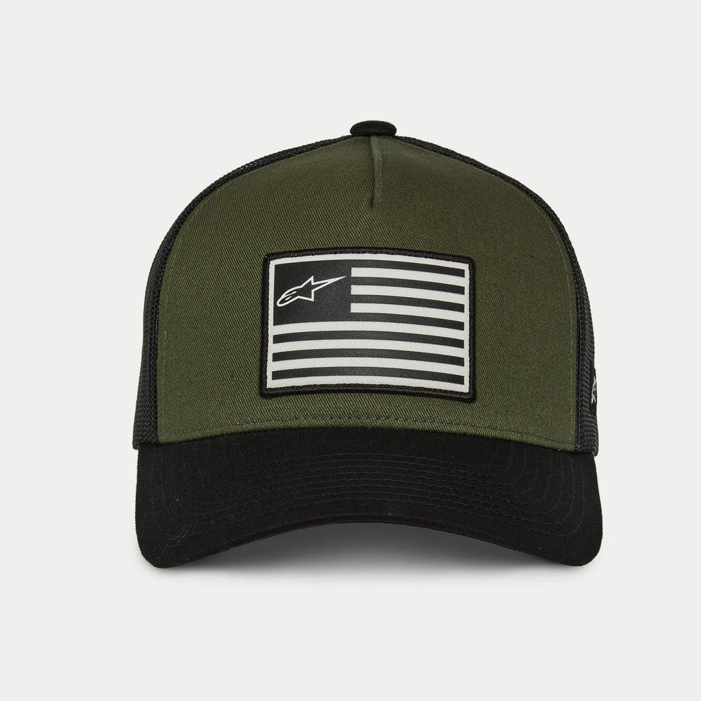 Cappello Snapback Alpinestars Flag in colore Military Black, vista frontale della corona strutturata verde oliva, visiera curva nera e retro in mesh nera con patch centrale a bandiera bianco e nero con logo Alpinestars.