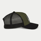 Cappello Alpinestars Flag Snapback, verde militare e nero, vista laterale con visiera curva e pannelli posteriori in rete nera, patch rettangolare frontale con logo bianco e strisce, accessorio casual ispirato al motorsport