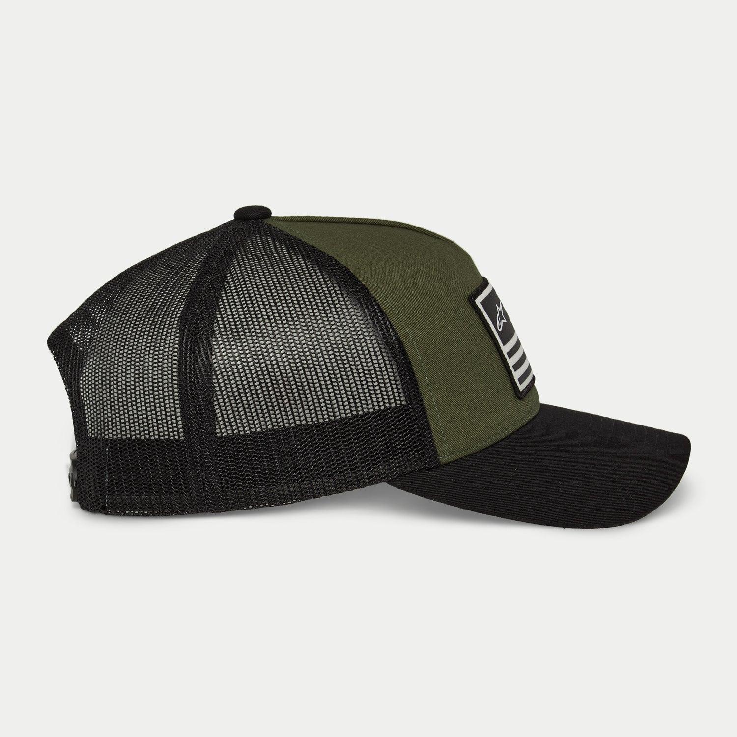 Cappello Alpinestars Flag Snapback, verde militare e nero, vista laterale con visiera curva e pannelli posteriori in rete nera, patch rettangolare frontale con logo bianco e strisce, accessorio casual ispirato al motorsport