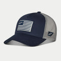 Cappello Snapback Alpinestars Flag, blu navy e grigio, visiera curva con corona strutturata, patch frontale con bandiera e logo laterale ricamato, retro in mesh traspirante, copricapo casual ispirato al motorsport