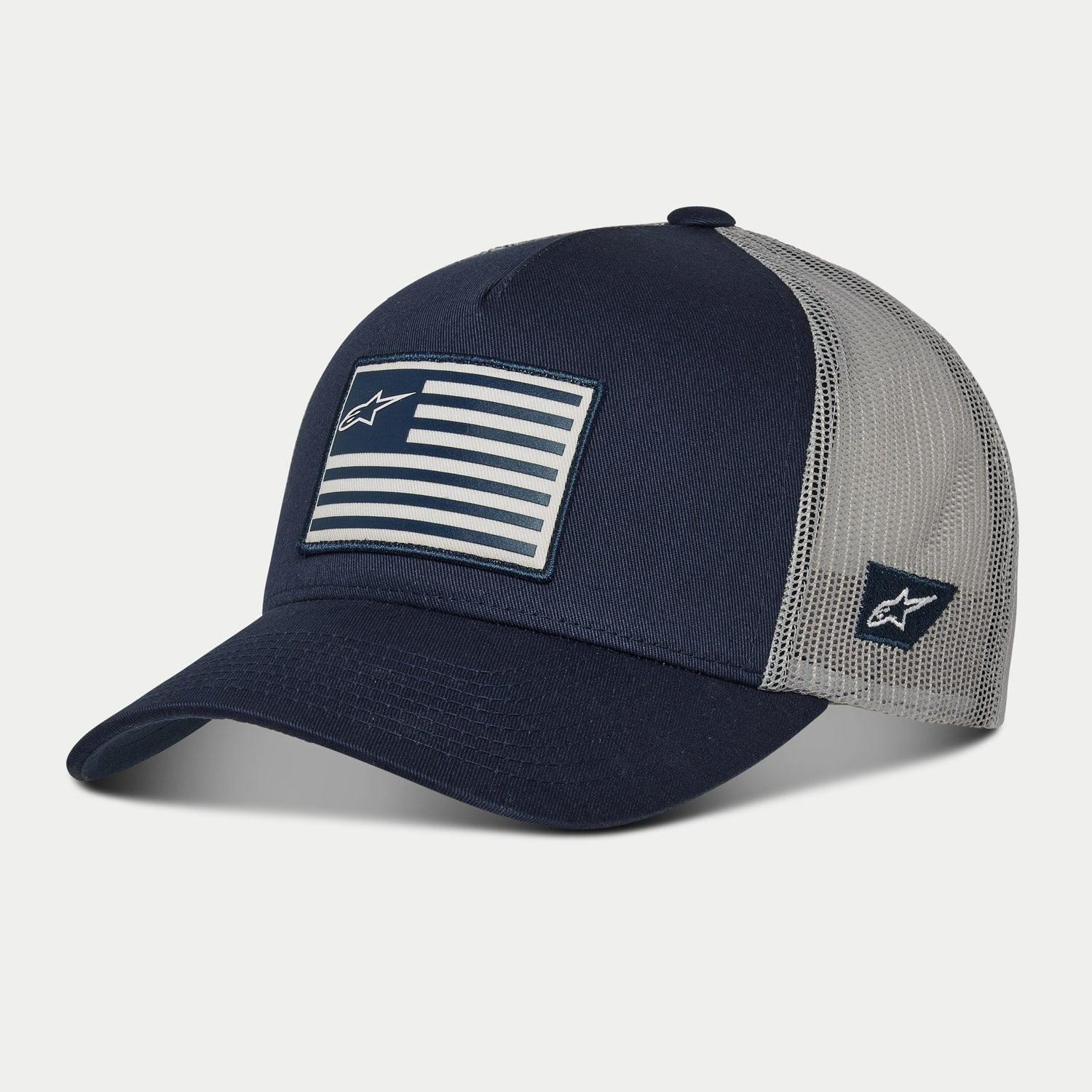 Cappello Snapback Alpinestars Flag, blu navy e grigio, visiera curva con corona strutturata, patch frontale con bandiera e logo laterale ricamato, retro in mesh traspirante, copricapo casual ispirato al motorsport