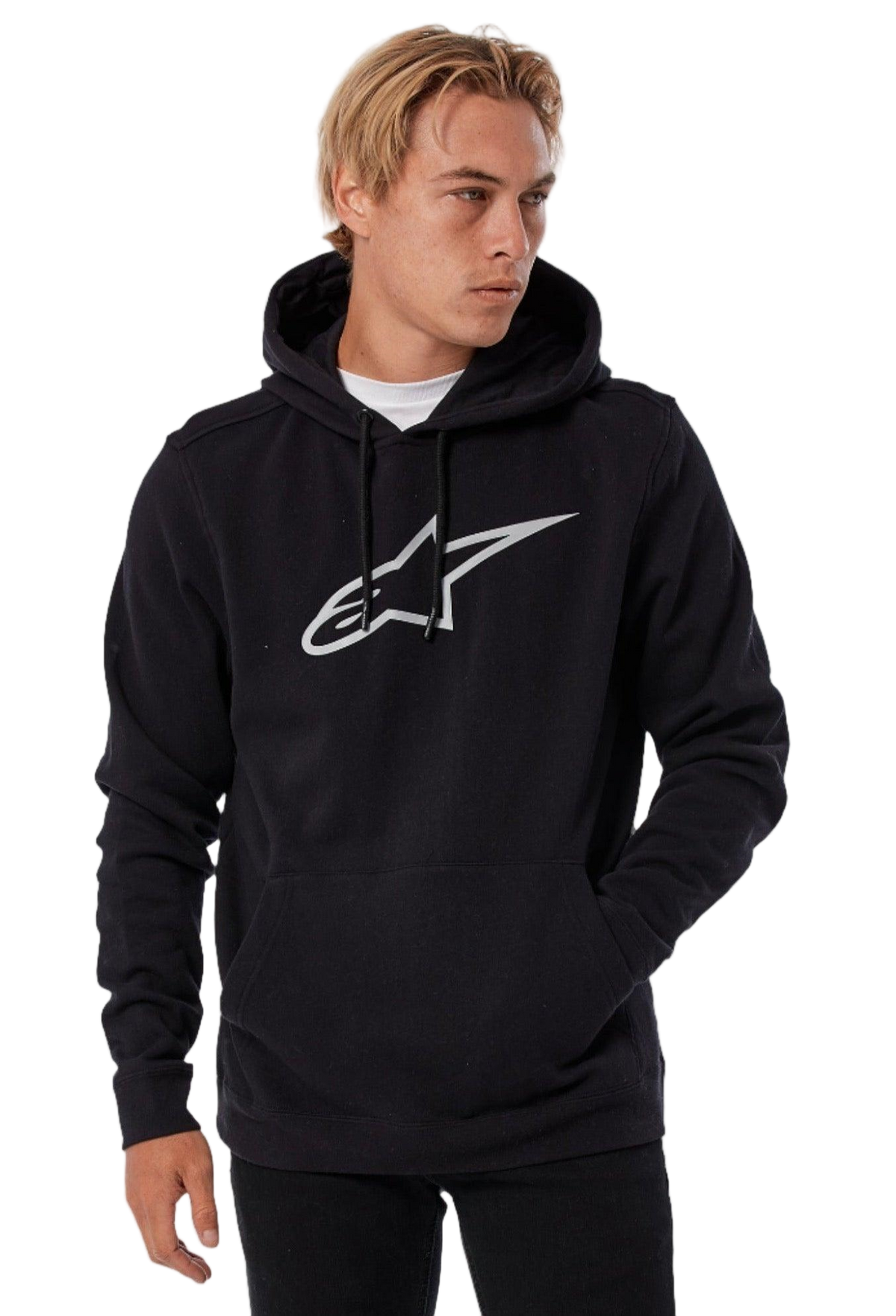 Uomo che indossa la felpa con cappuccio Alpinestars Ageless V3, nera con un grande logo Astars profilato in grigio sul petto, abbigliamento casual streetwear con cappuccio a coulisse e tasca a marsupio, stile lifestyle confortevole