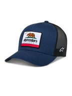 Alpinestars Cali 2.0 Hat, cappellino trucker blu navy e nero, con grande patch dell'orso della California e logo Alpinestars, visiera curva, retro in rete nera traspirante, copricapo casual motorsport
