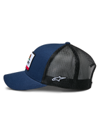 Cappello Alpinestars Cali 2.0, blu navy e nero, vista laterale di profilo, parte anteriore in twill con patch merrow tessuta, retro in rete di poliestere nera con logo a stella bianco ricamato, visiera curva, copricapo casual ispirato al motorsport