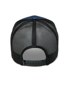 Cappello Alpinestars Cali 2.0, blu navy e nero, vista posteriore con retro in rete di poliestere traspirante, chiusura snapback regolabile nera e piccola etichetta con logo, design casual da cappellino trucker