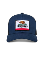 Cappello Alpinestars Cali 2.0, blu navy, con patch tessuta merrow raffigurante l'orso della California e logo Alpinestars, visiera curva, corona strutturata con retro in rete di poliestere, streetwear casual motorsport