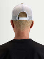 Alpinestars Cappello Cali 2.0, cappello trucker sportswear lifestyle unisex, color kaki e bianco, indossato e visto da dietro che mostra la chiusura snapback regolabile e la rete traspirante