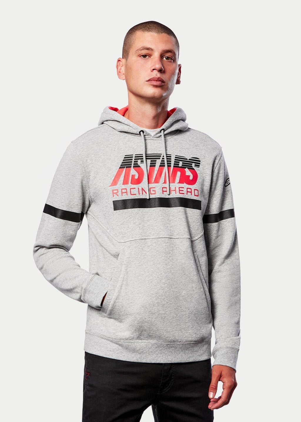 Alpinestars Club Hoodie, abbigliamento casual streetwear, grigio mélange con cappuccio foderato in jersey rosso, grafica ASTARS RACING AHEAD, strisce orizzontali nere su petto e maniche, pullover in pile d'ispirazione motorsport