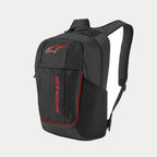 Zaino Alpinestars GFX V2, nero e rosso, zaino sportivo di medie dimensioni con logo Astars rosso e marchio verticale, tasca laterale in rete per borraccia, spallacci imbottiti in rete traspirante
