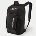 Alpinestars Defcon V2 Backpack, zaino quotidiano, nero, con logo stampato bianco e marchio Alpinestars verticale, tasca frontale con zip, tasche laterali in rete e spallacci imbottiti in airmesh, struttura in resistente poliestere 600D