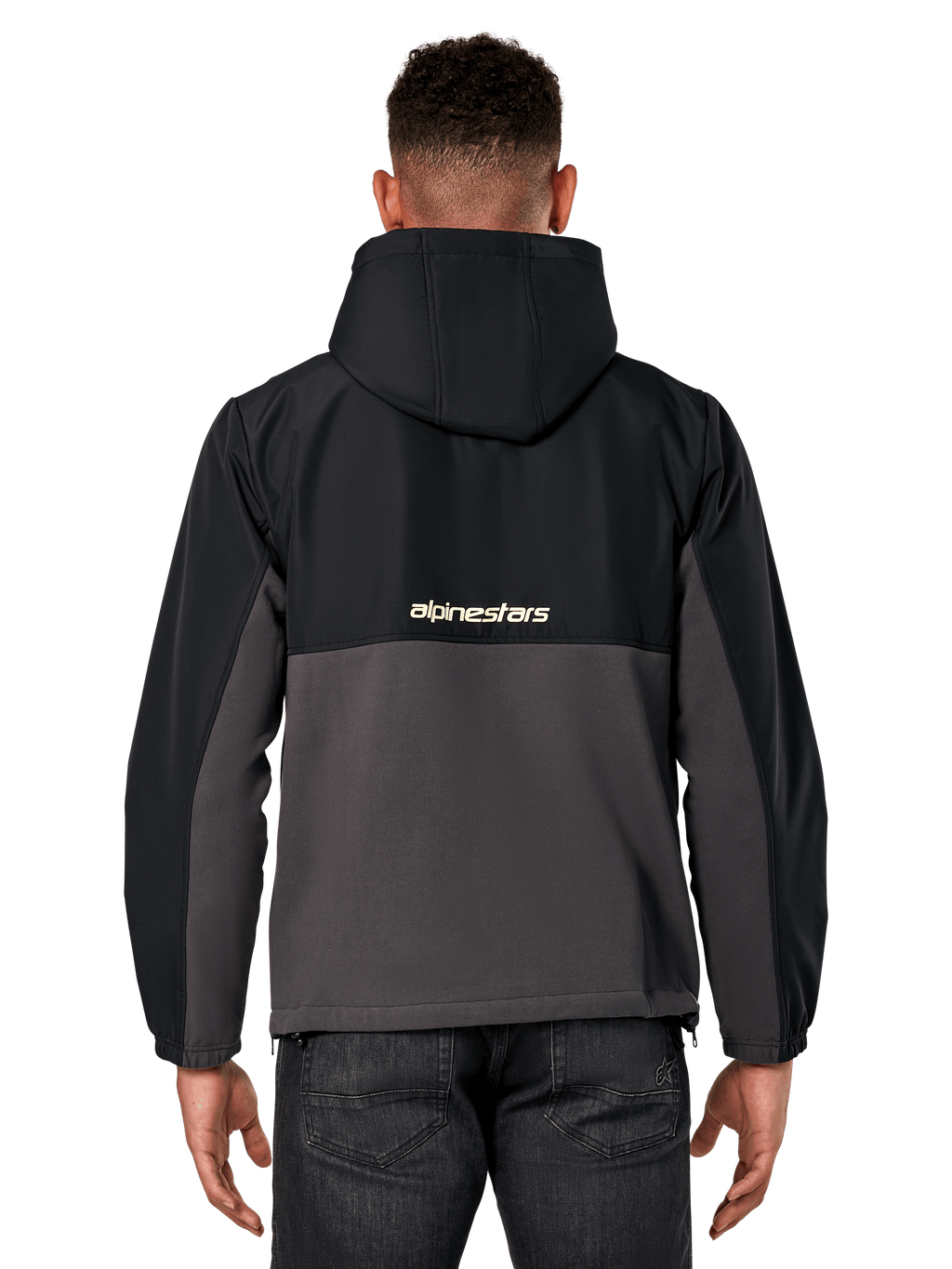 Giacca Alpinestars Juncture Hybrid, vista posteriore, Nero e Gunmetal, anorak casual sportswear con costruzione in materiali misti, parte superiore in ripstop e parte inferiore in pile di tela, logo Alpinestars sul retro, indossata con pantaloni scuri