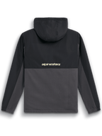 Giacca Hybrid Juncture Alpinestars, vista posteriore, nero e gunmetal, anorak in materiale misto con sprone e cappuccio in ripstop, logo 'alpinestars' al centro della schiena, abbigliamento casual motorsport streetwear